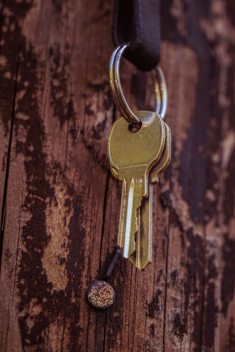 Bluetooth key & phone finder — gift for aging parents
