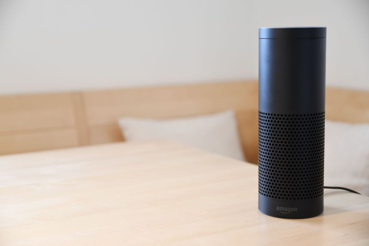 Voice assistant smart speaker — gift for aging parents