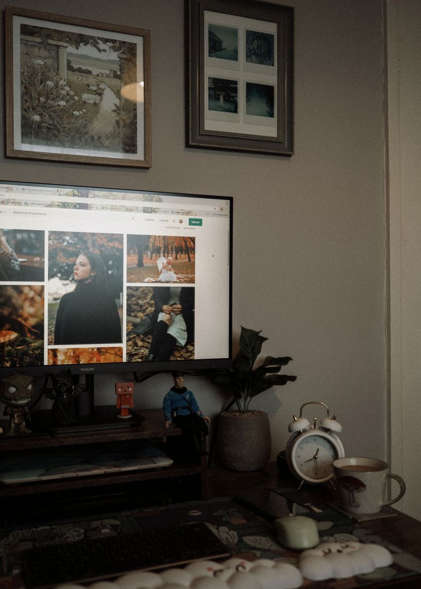 Wi-Fi digital photo frame — gift for aging parents