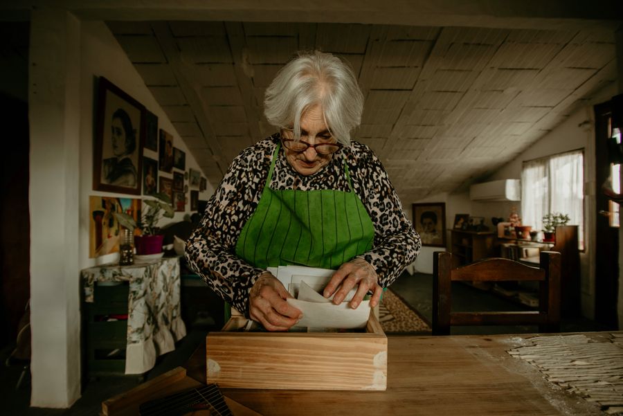 How Do Seniors Start Decluttering Without Getting Overwhelmed?