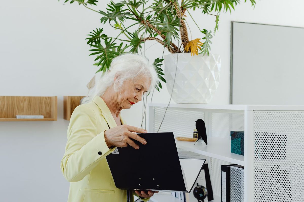 How to Set Up a Home Management Binder for Retirement & Aging Parents