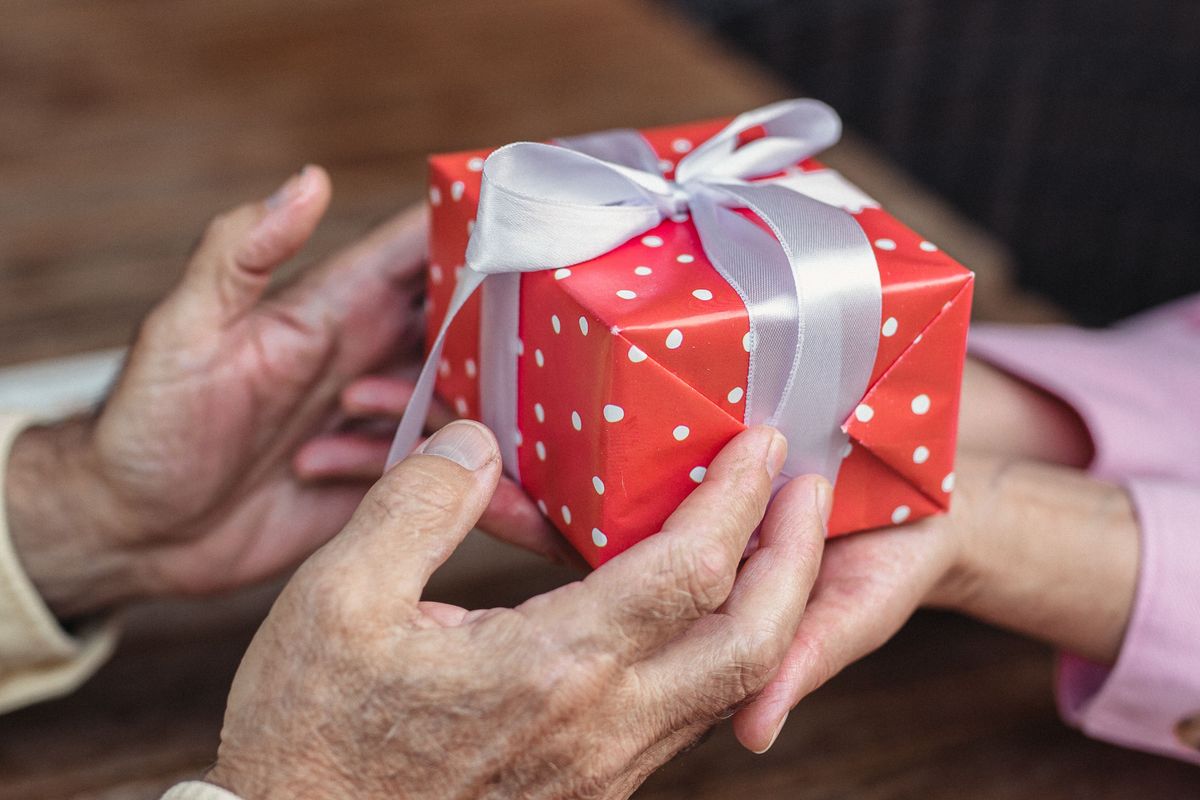 Retirement Gift Etiquette: How Much to Give and How to Give It