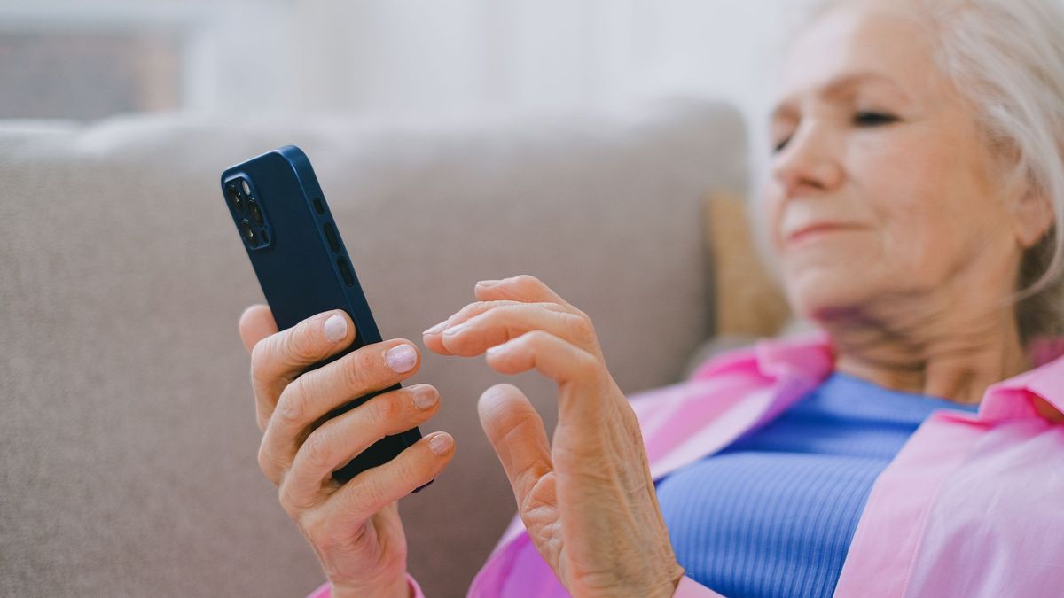 Help for Seniors Living Alone: Daily Check-Ins, Free Services and Who to Call